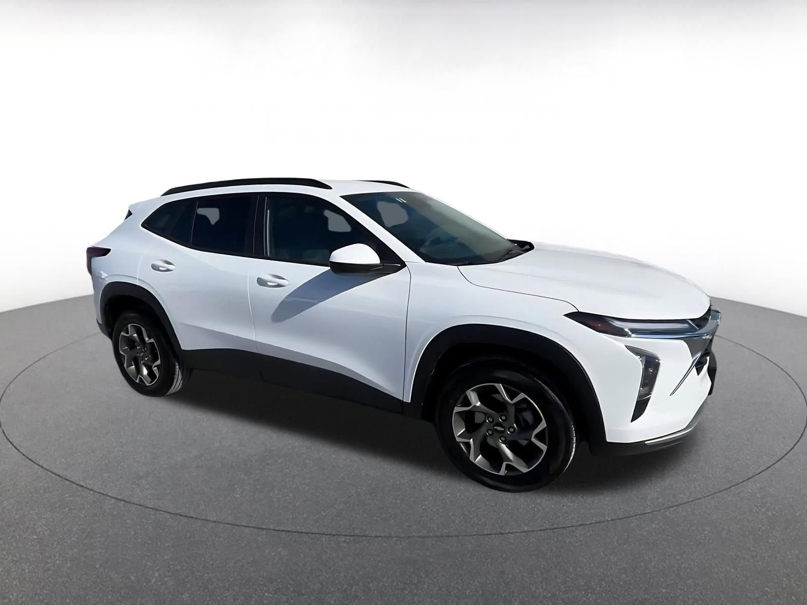 Used 2025 Chevrolet Trax LT image 2