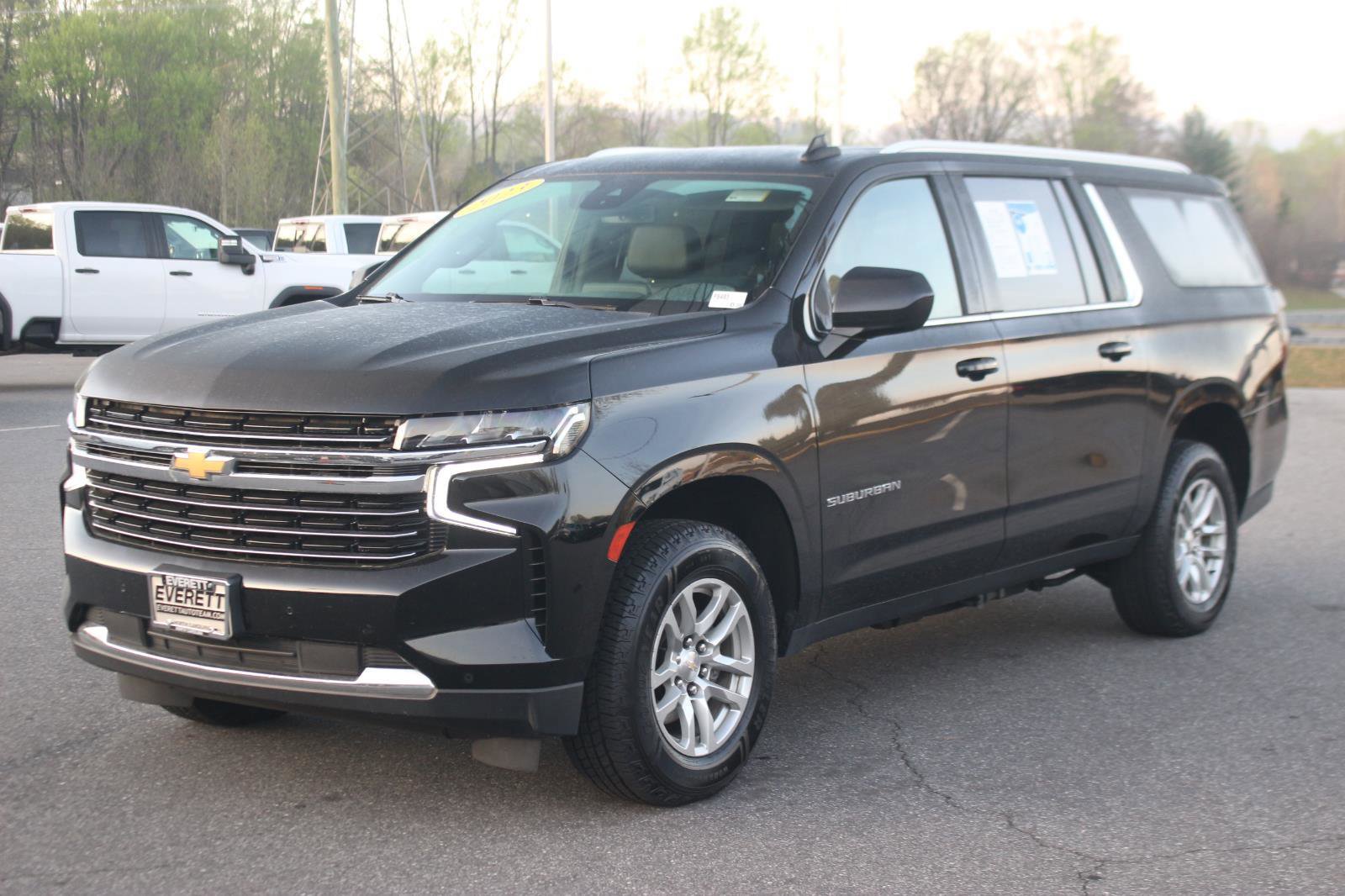 Used 2023 Chevrolet Suburban LT image 3