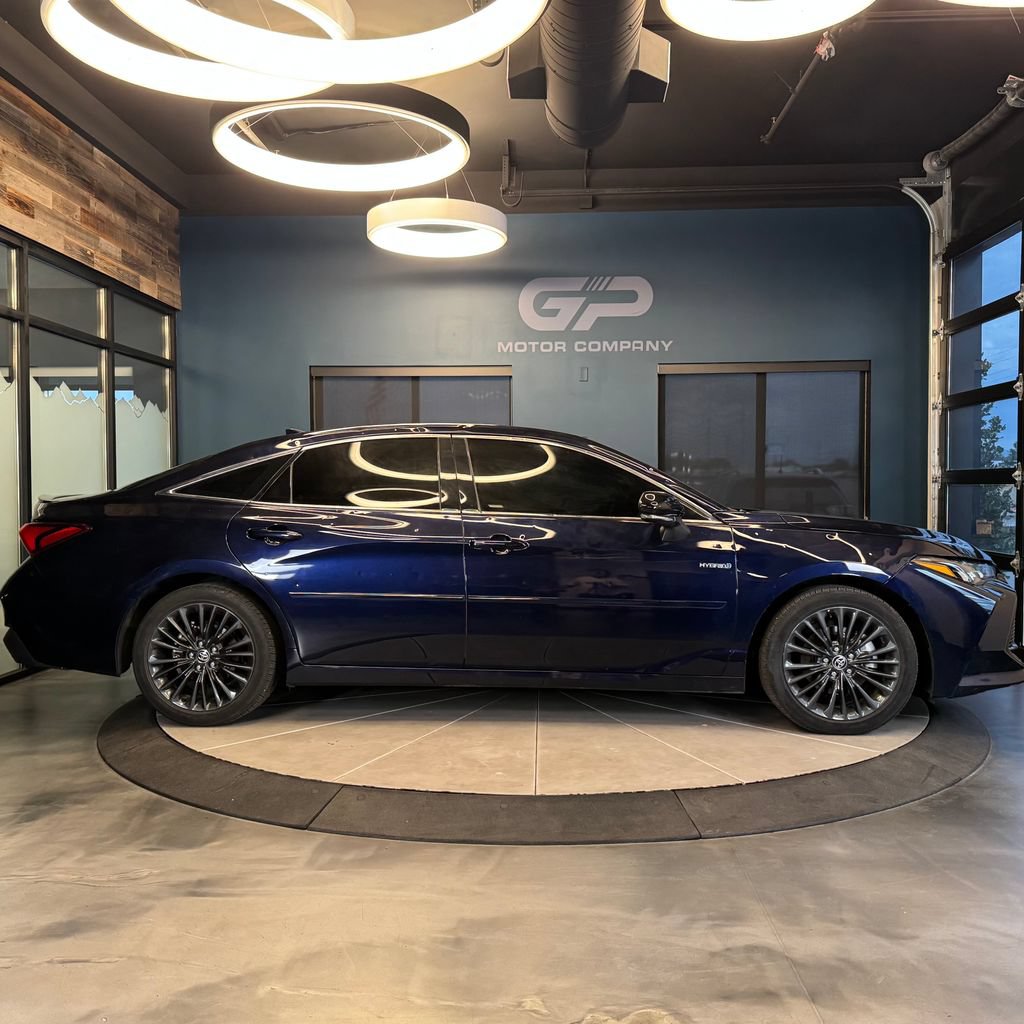 Used 2021 Toyota Avalon XSE FWD image 2