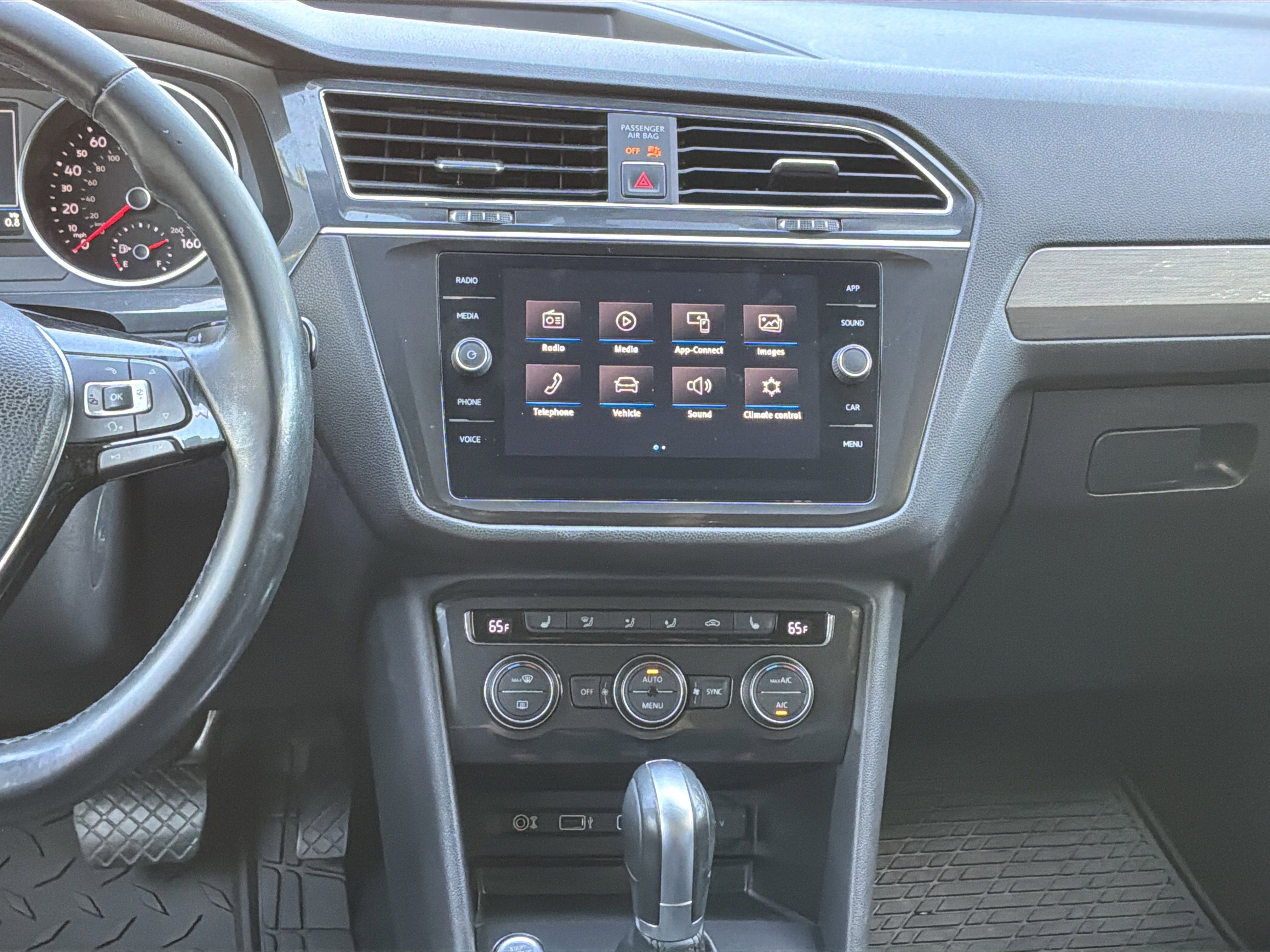 Used 2018 Volkswagen Tiguan SE AWD/4WD image 29