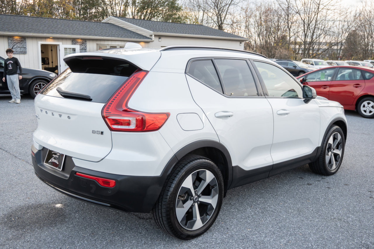 Used 2023 Volvo XC40 B5 Plus image 11