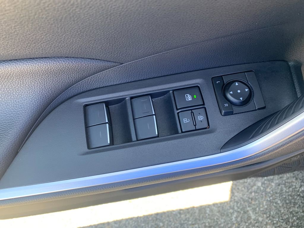 Used 2025 Toyota RAV4 XLE AWD/4WD image 13