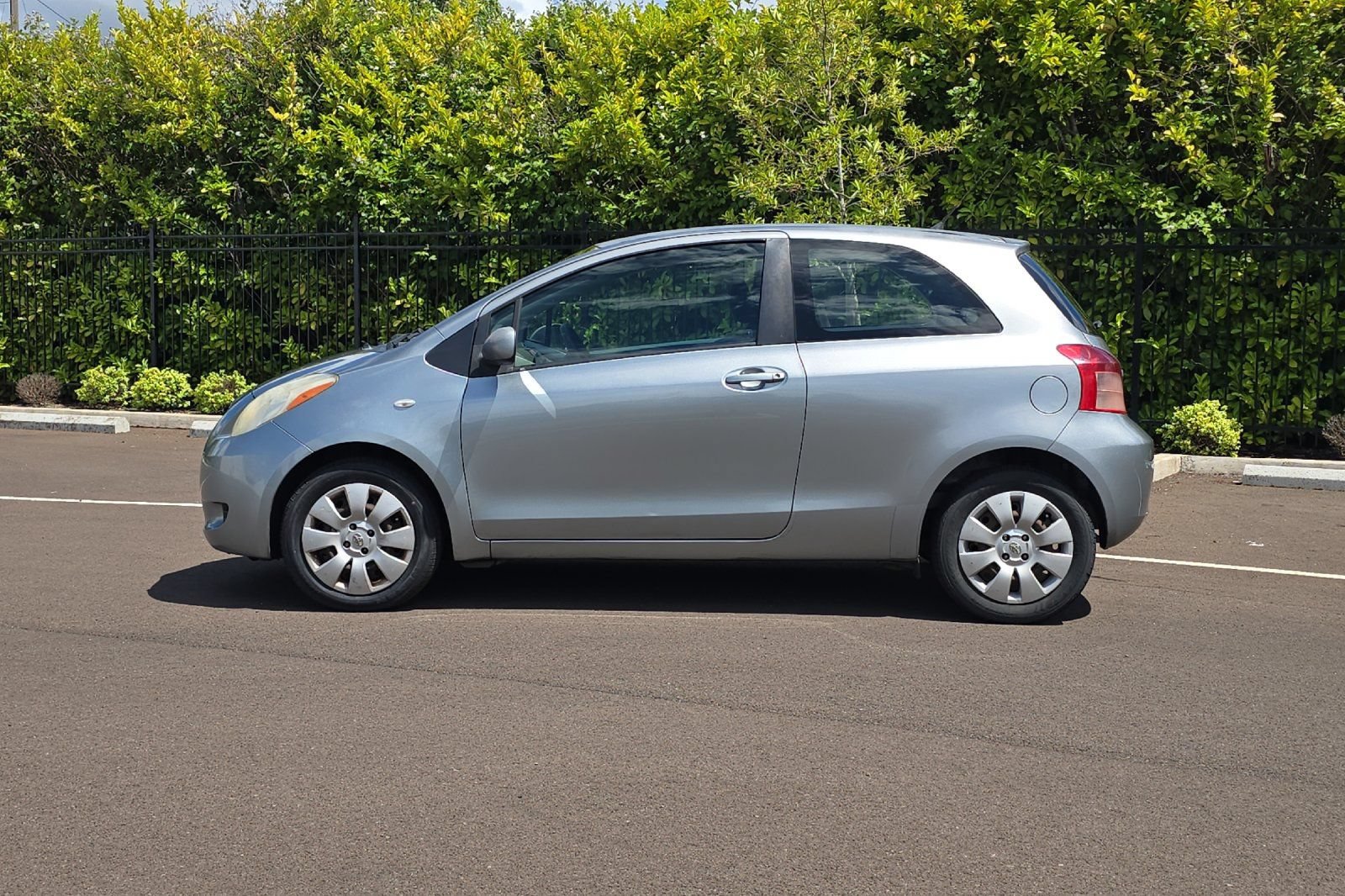 Used 2007 Toyota Yaris 2-Door Hatchback FWD image 7