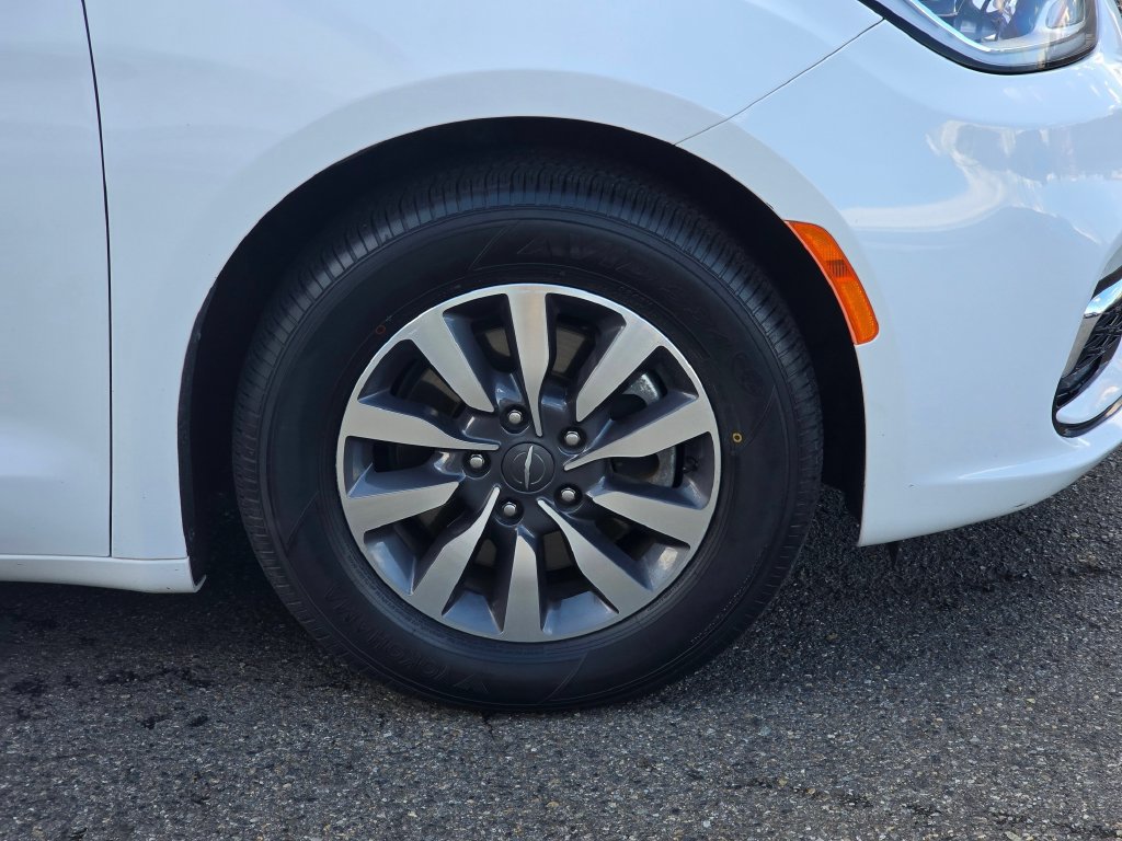 Used 2024 Chrysler Pacifica Limited FWD image 9