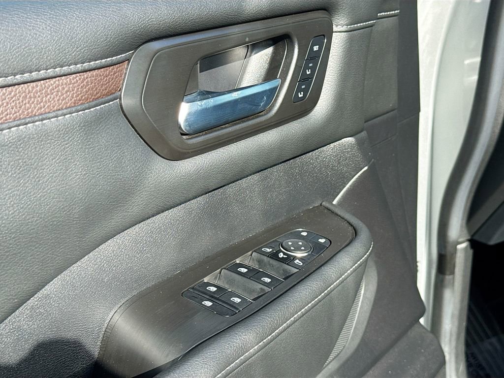 Used 2025 Nissan Armada SL w/ Captain's Chari Seat Package image 18