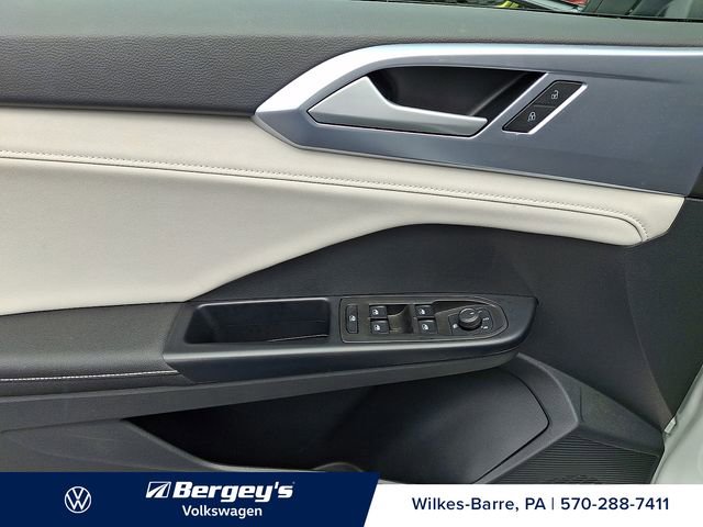 Used 2025 Volkswagen Taos SE AWD/4WD image 15