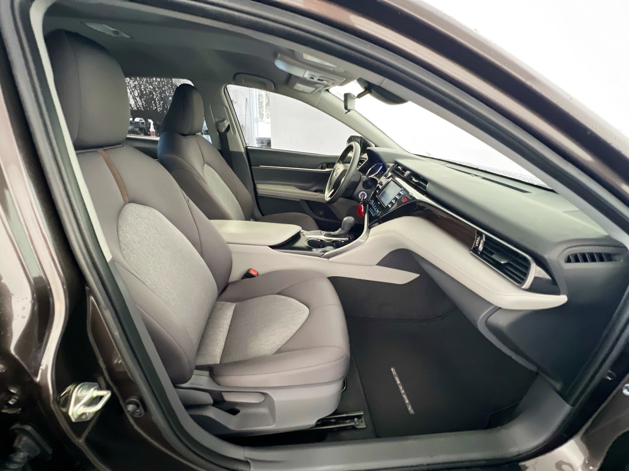 Used 2020 Toyota Camry LE FWD image 30