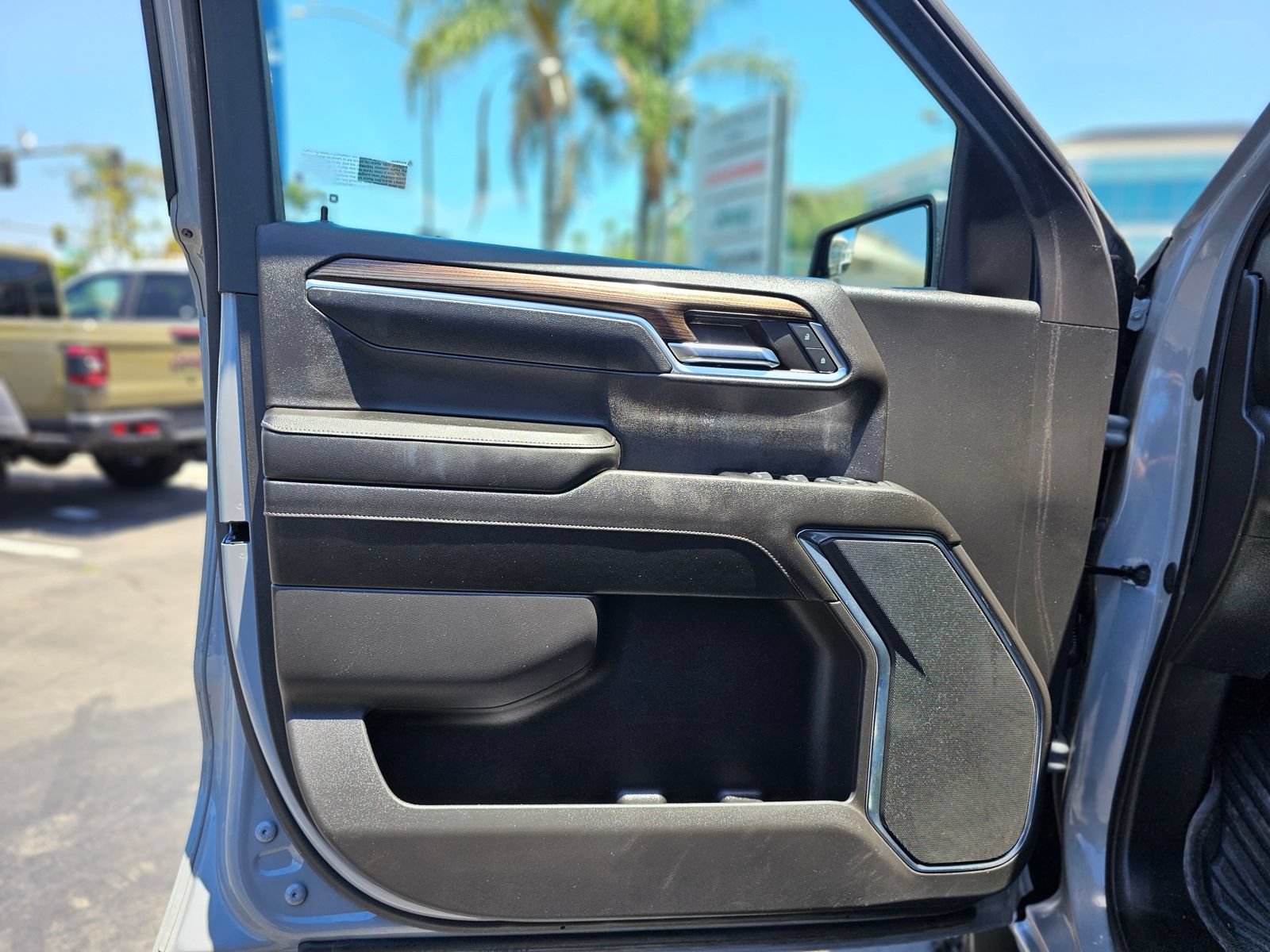 Used 2024 Chevrolet Silverado 1500 LT Trail Boss w/ LPO, Dark Essentials Package AWD/4WD image 19