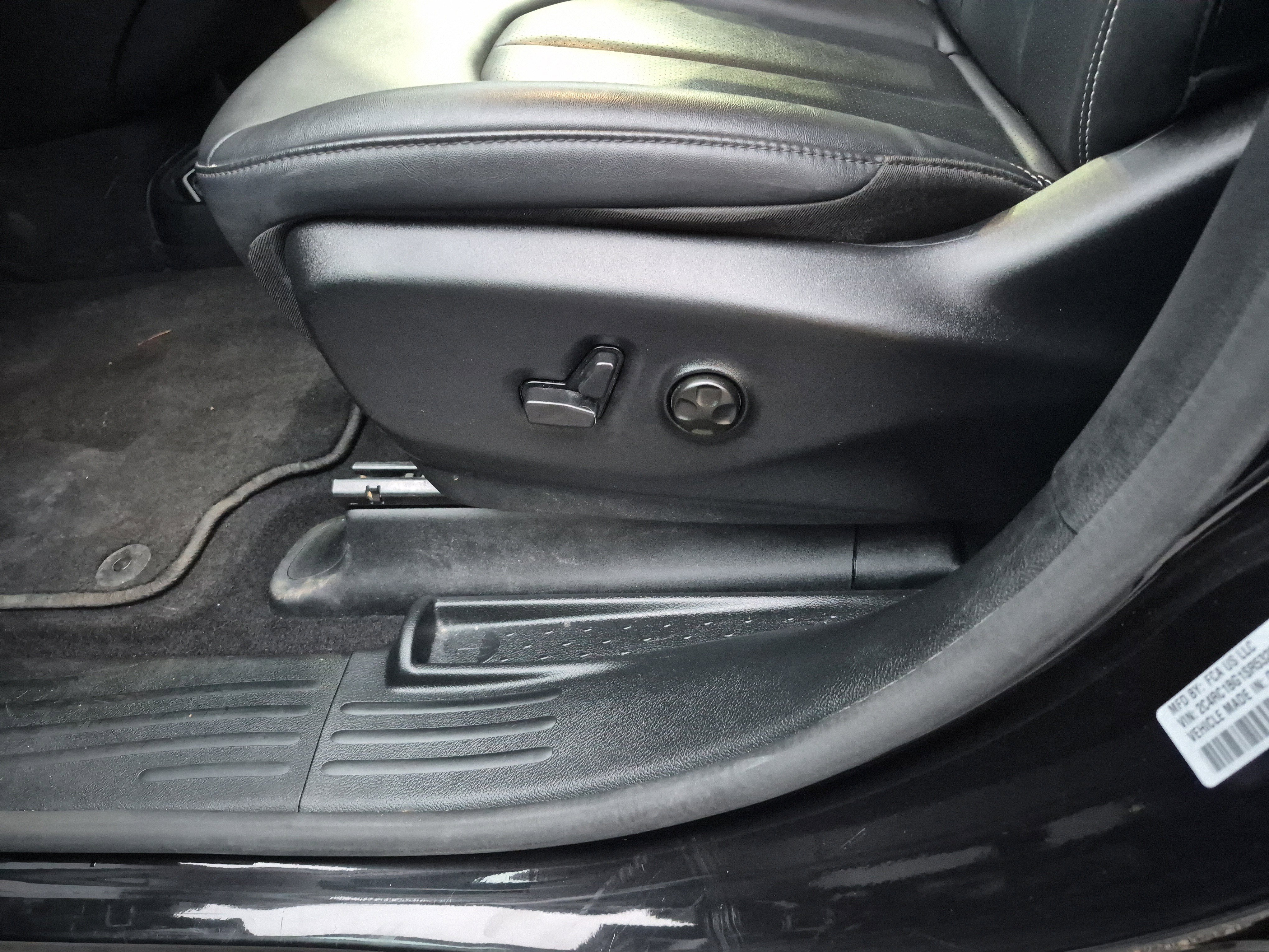 Used 2025 Chrysler Pacifica Select image 11