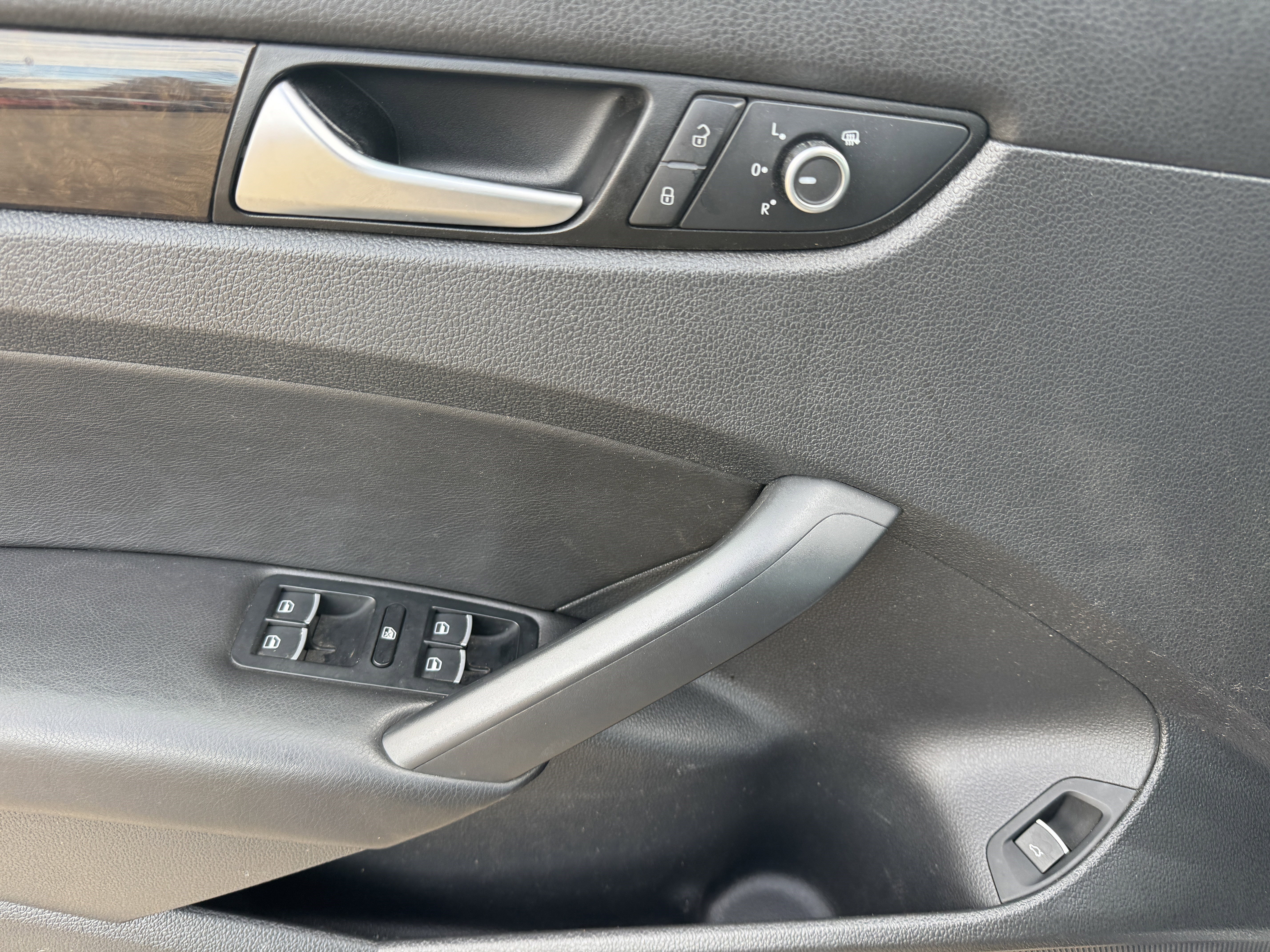 Used 2014 Volkswagen Passat TDI SEL Premium image 9