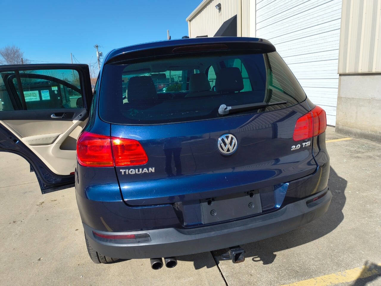 Used 2012 Volkswagen Tiguan LE FWD image 4