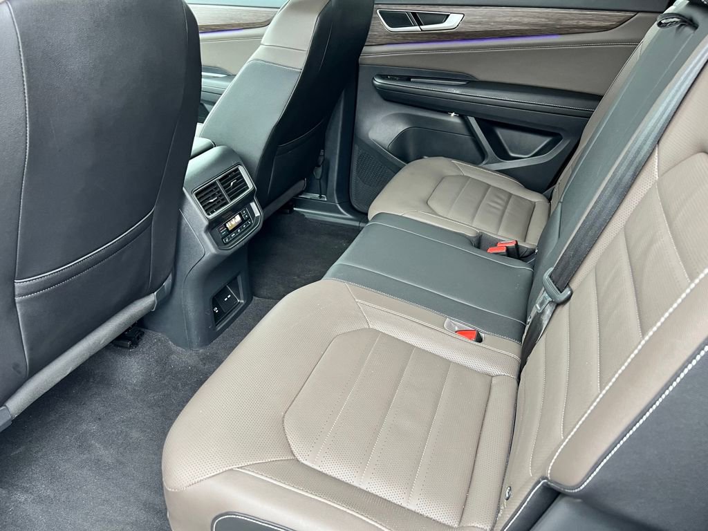 Used 2025 Volkswagen Atlas SEL image 12