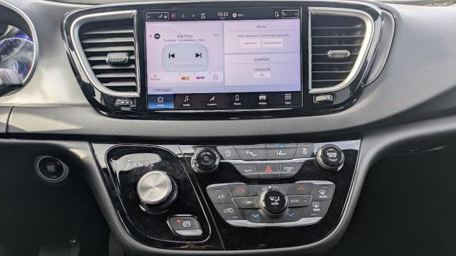 Used 2025 Chrysler Pacifica Select image 10