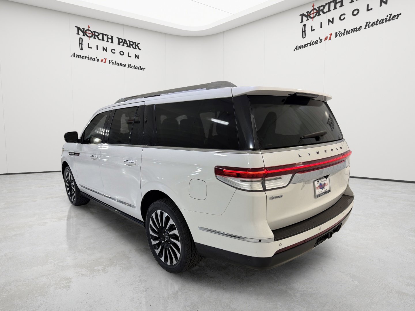 Used 2022 Lincoln Navigator L Black Label AWD/4WD image 4
