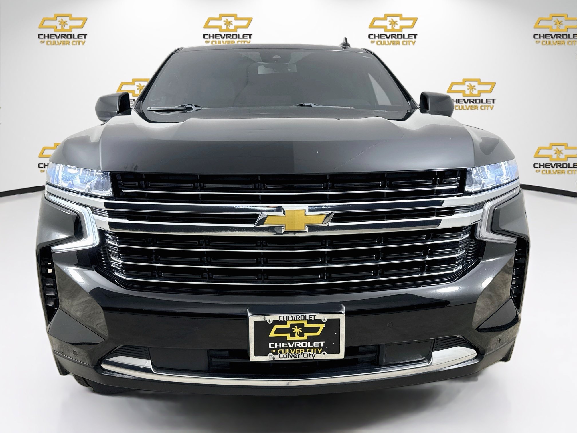 Used 2024 Chevrolet Suburban LT RWD image 2