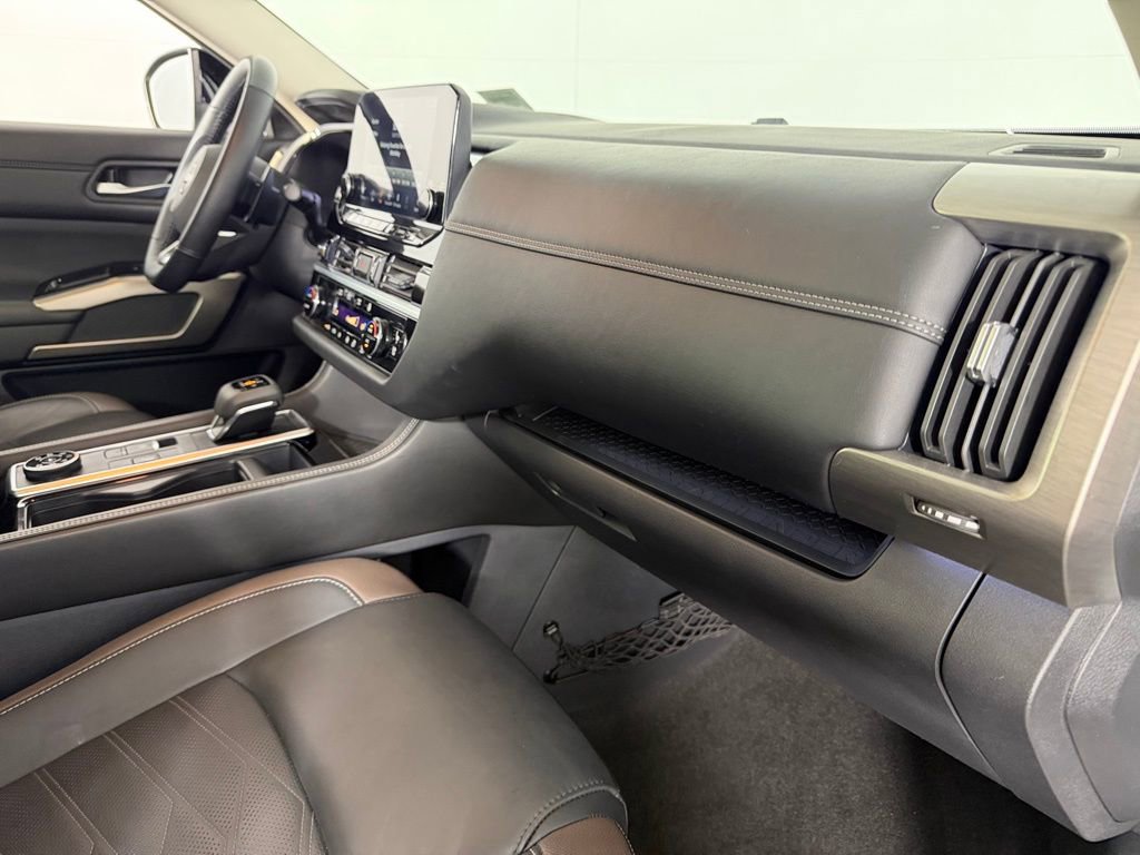 Used 2024 Nissan Pathfinder Platinum w/ Black Appearance Package image 35