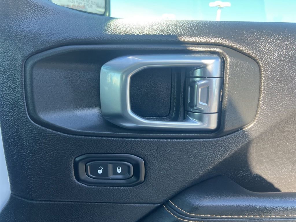 Used 2025 Jeep Wrangler Unlimited Sahara AWD/4WD image 35