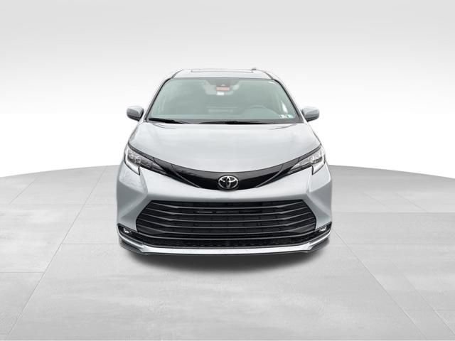 New 2026 Toyota Sienna XLE Woodland Edition image 9