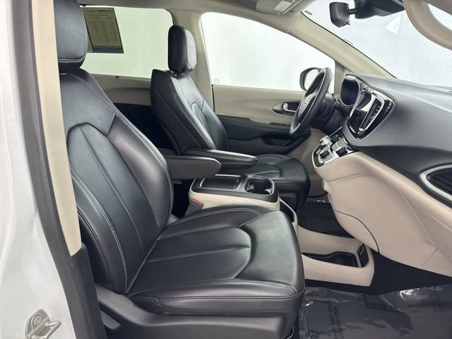 Used 2023 Chrysler Pacifica Touring-L FWD image 25