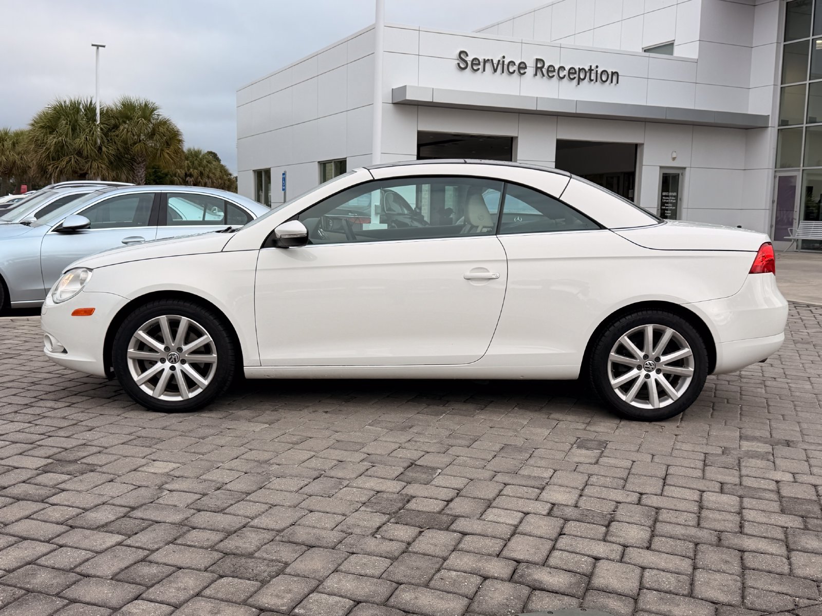 Used 2011 Volkswagen Eos Komfort FWD image 9