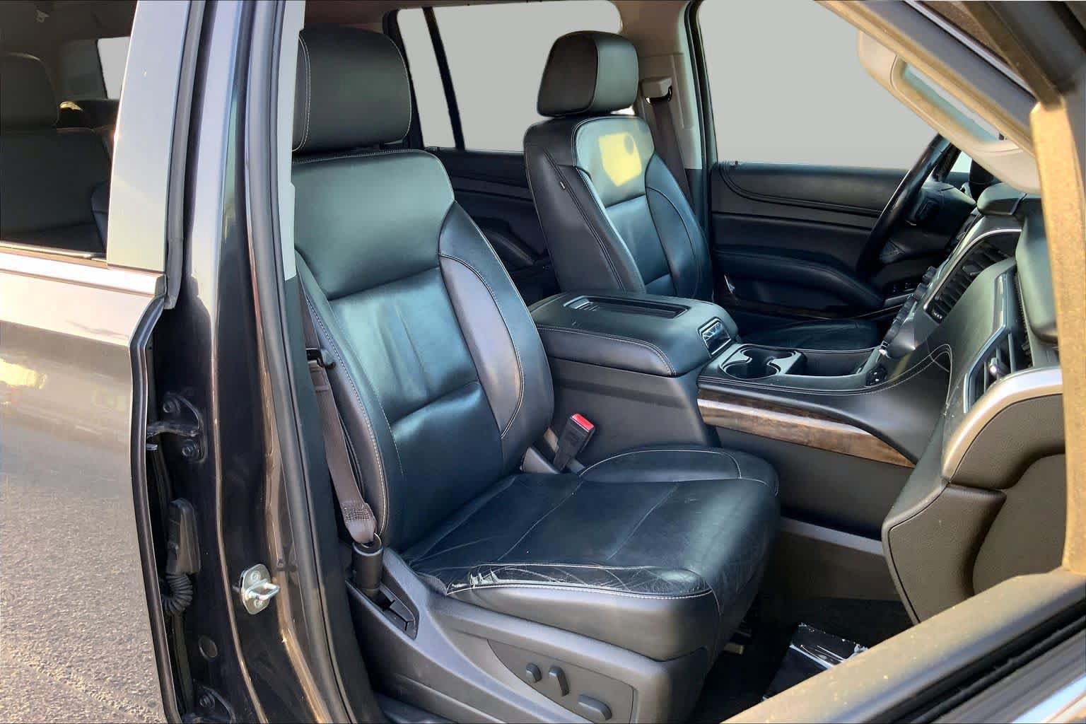 Used 2017 Chevrolet Suburban LT RWD image 9