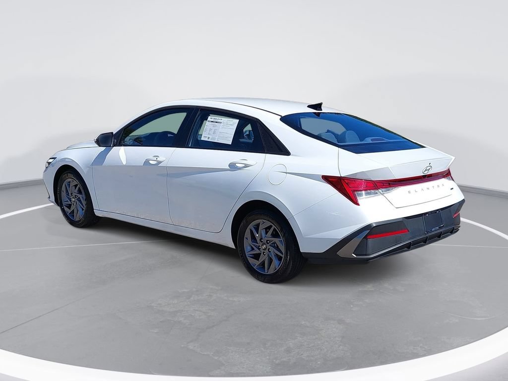 Used 2025 Hyundai Elantra Hybrid FWD image 7