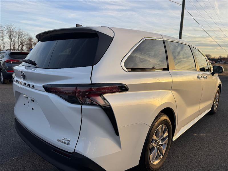 Used 2024 Toyota Sienna XLE image 26