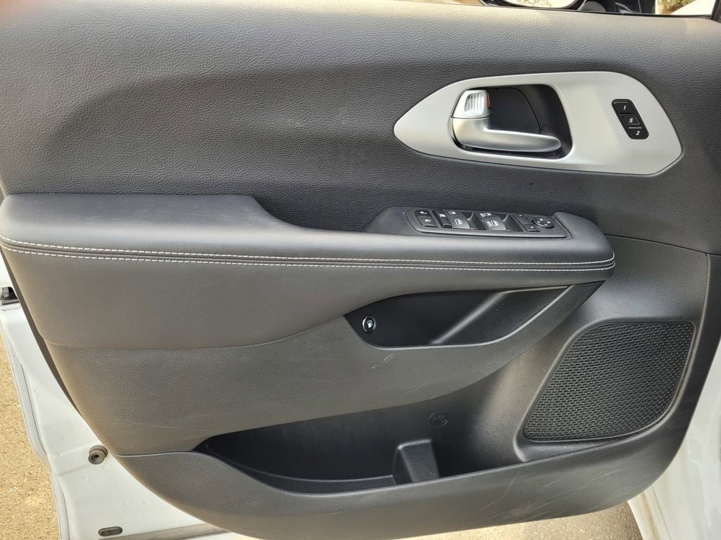 Used 2024 Chrysler Pacifica Select image 16