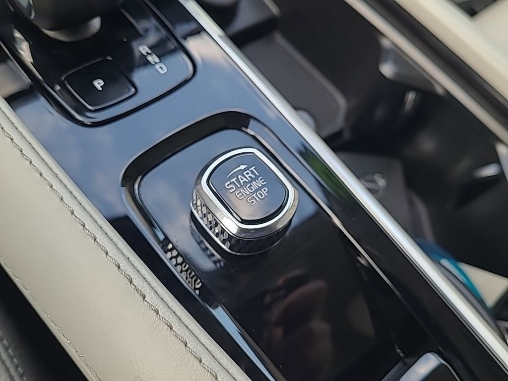 Used 2023 Volvo XC90 B6 Plus image 27