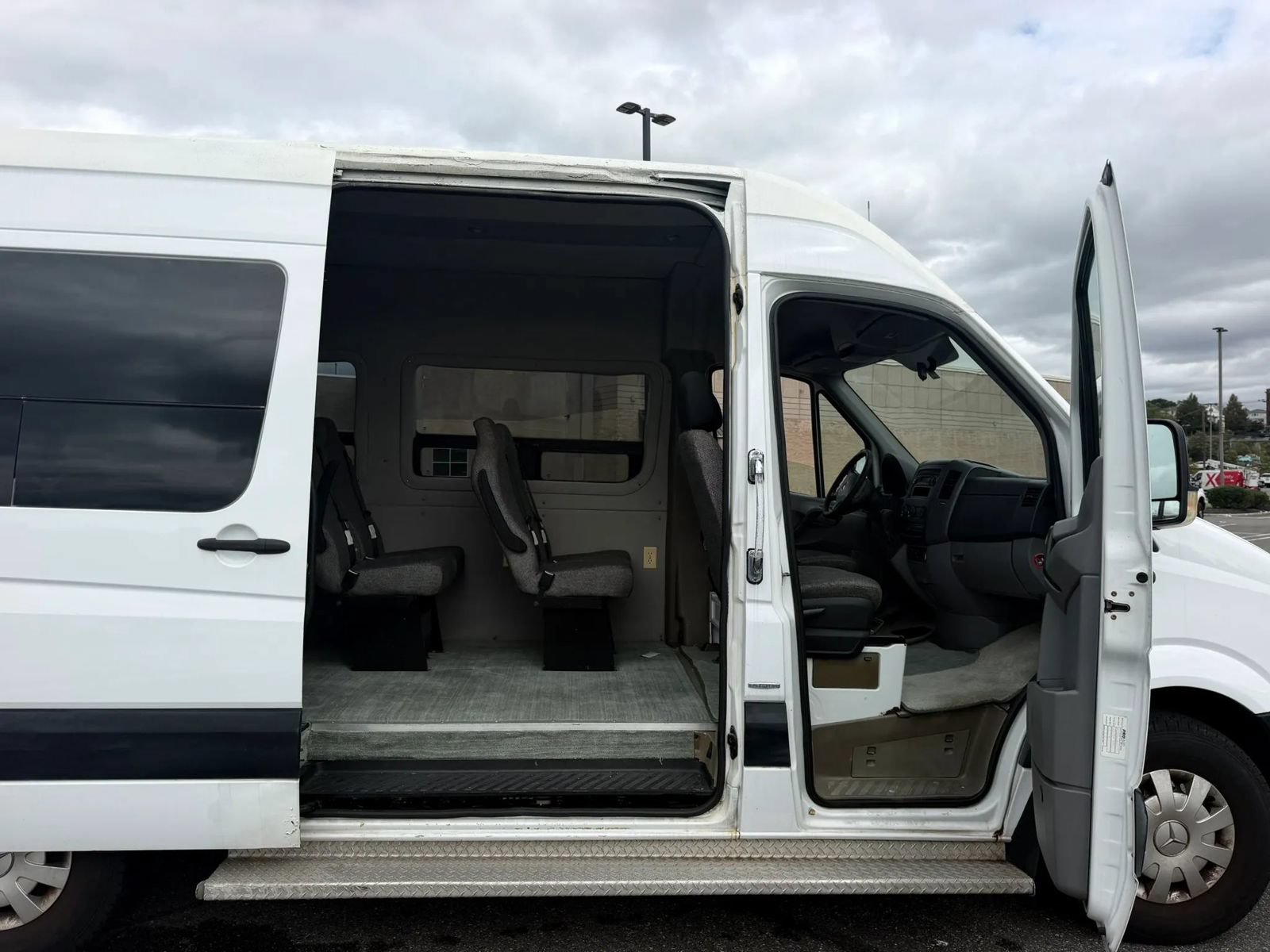 Used 2010 Mercedes-Benz Sprinter 2500 image 11