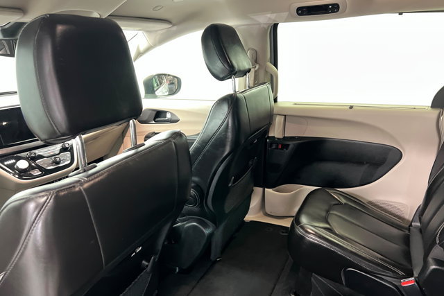 Used 2023 Chrysler Pacifica Touring-L FWD image 18