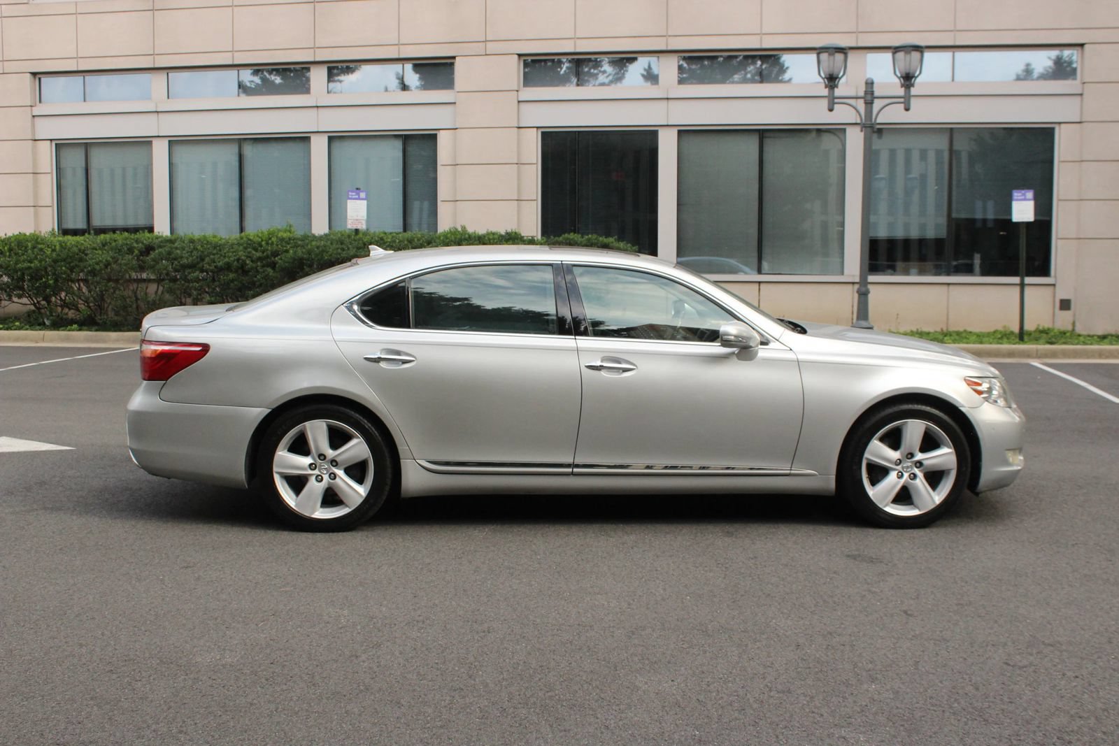 Used 2011 Lexus LS 460 L w/ Luxury Pkg RWD image 6
