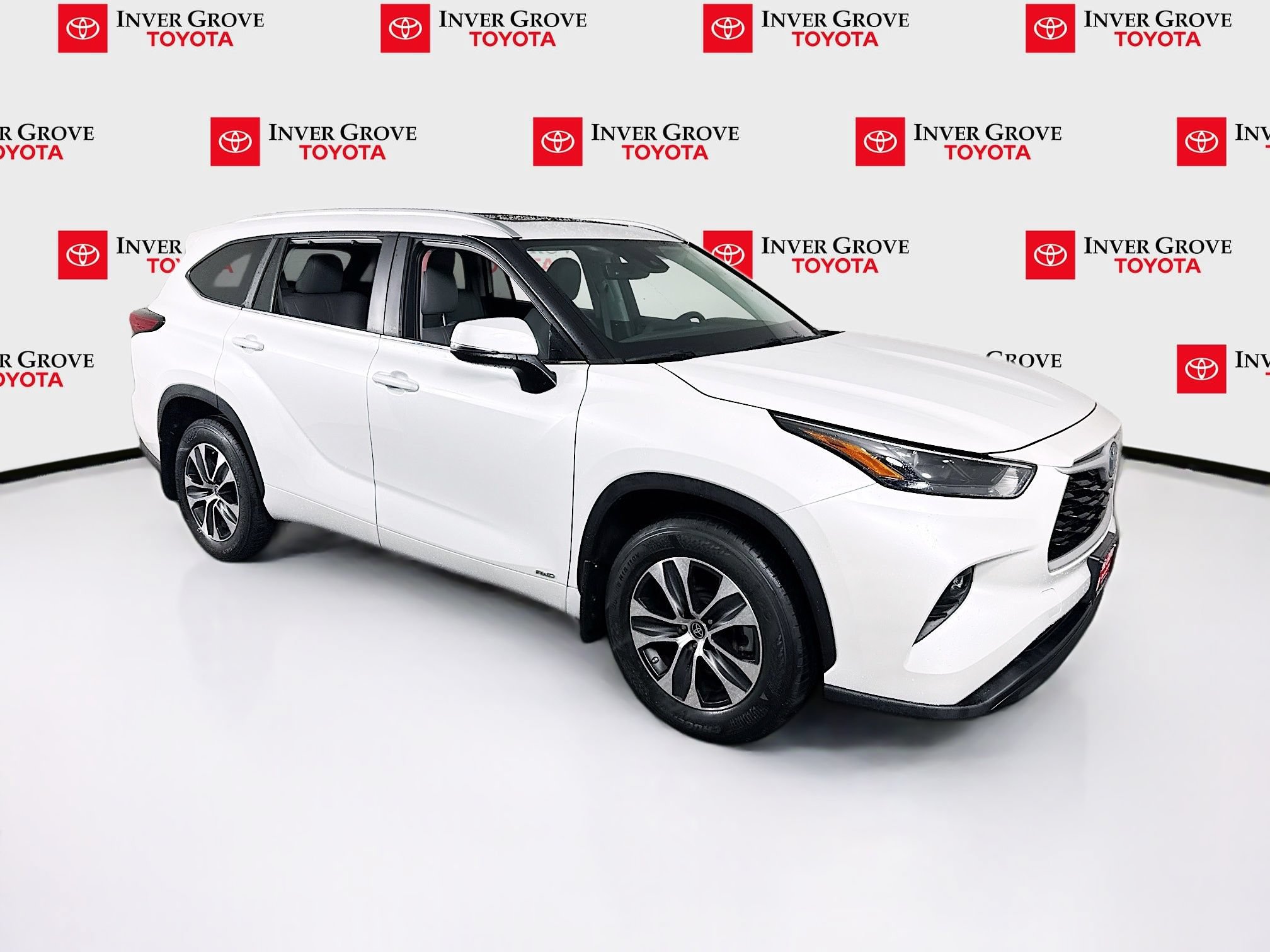 Used 2023 Toyota Highlander XLE AWD/4WD image 3