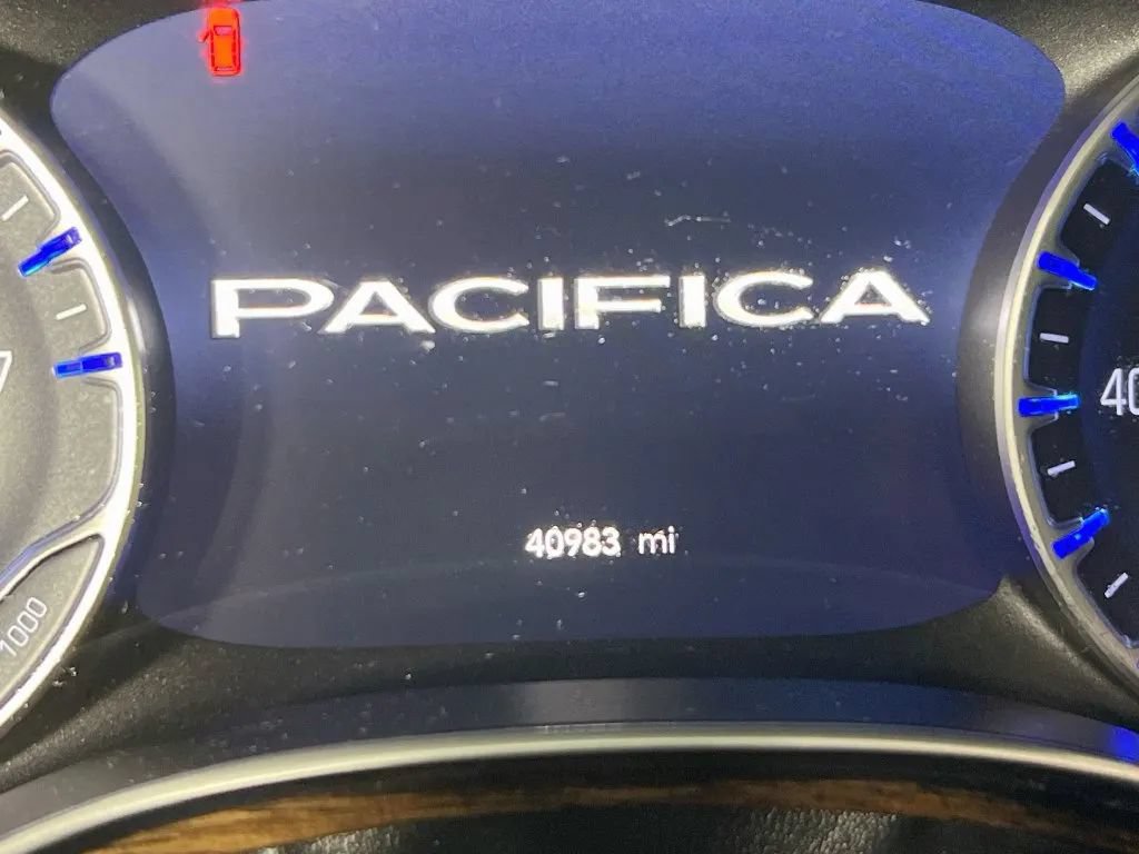 Used 2023 Chrysler Pacifica Limited FWD image 13