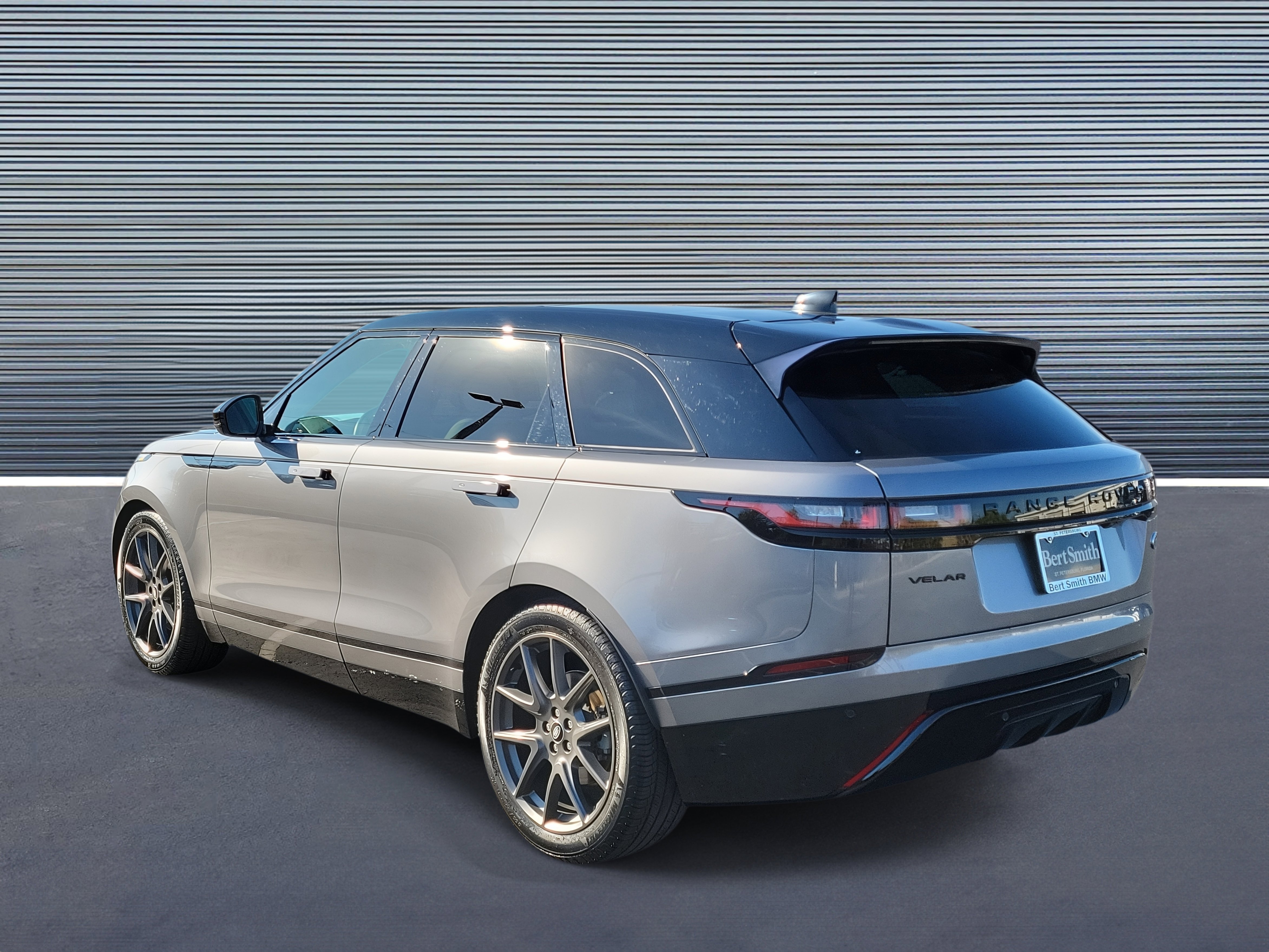 Used 2022 Land Rover Range Rover Velar R-Dynamic S image 4