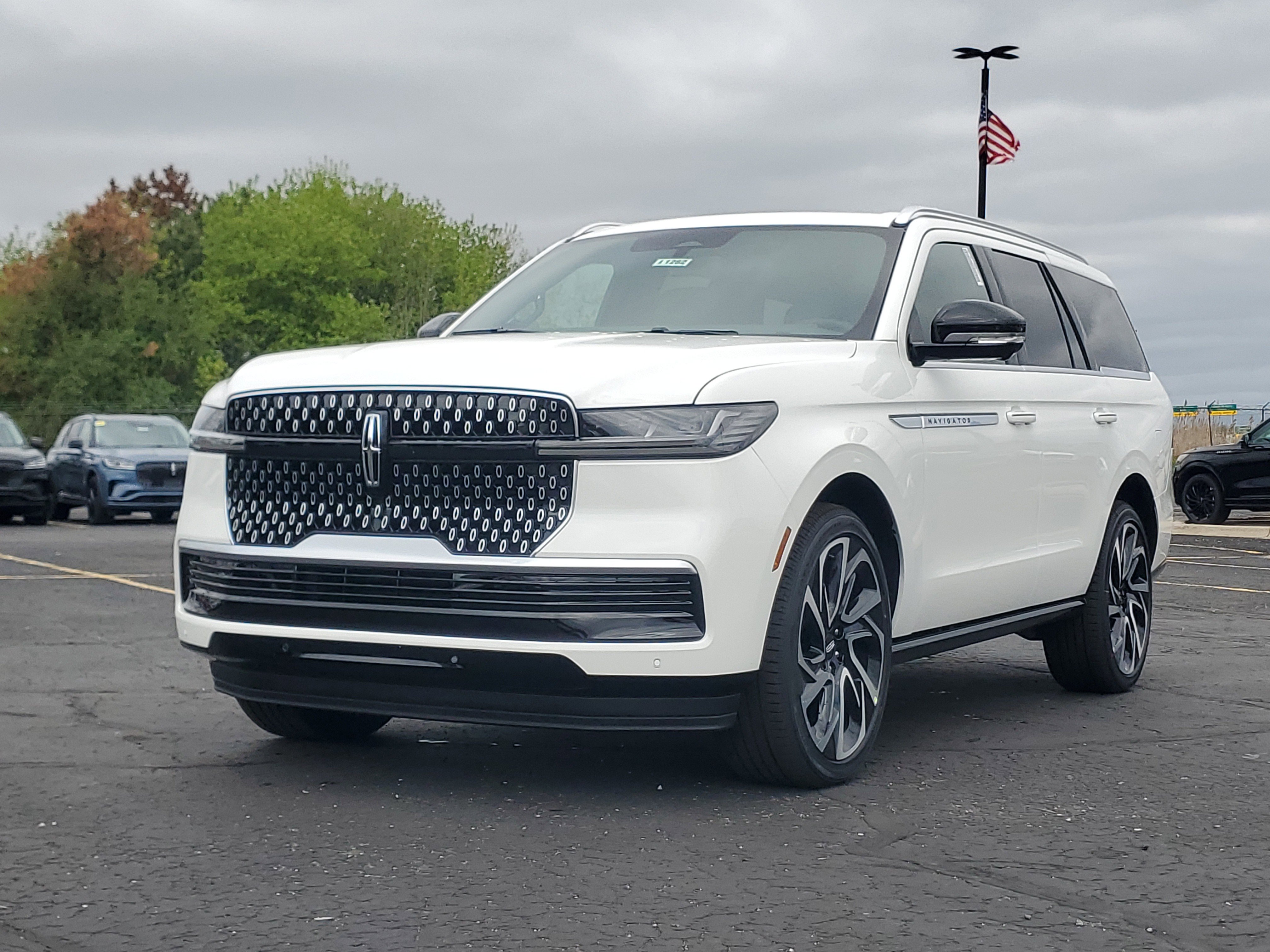 New 2026 Lincoln Navigator Reserve AWD/4WD image 2