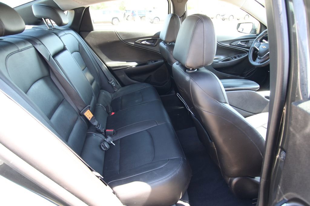 Used 2017 Chevrolet Malibu LT w/ Leather Package FWD image 9