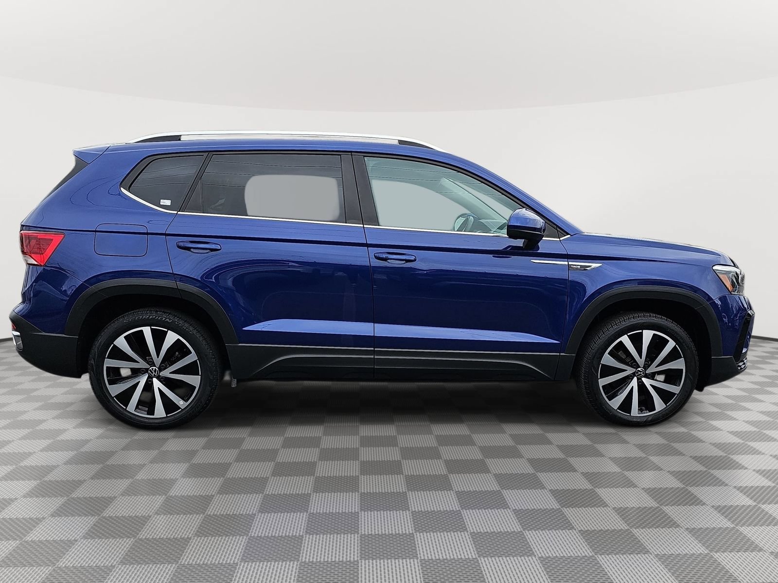 Used 2022 Volkswagen Taos SE FWD image 4