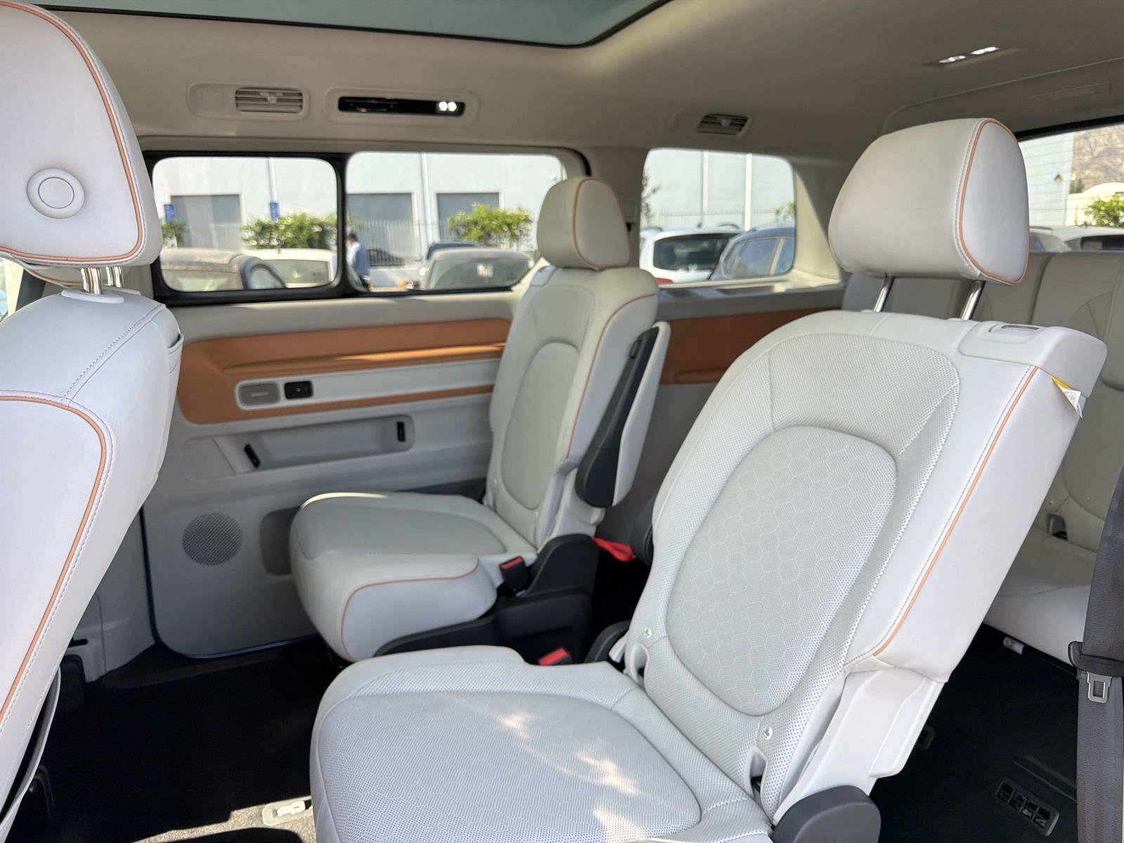 Certified 2025 Volkswagen ID. Buzz Pro S Plus AWD/4WD image 10