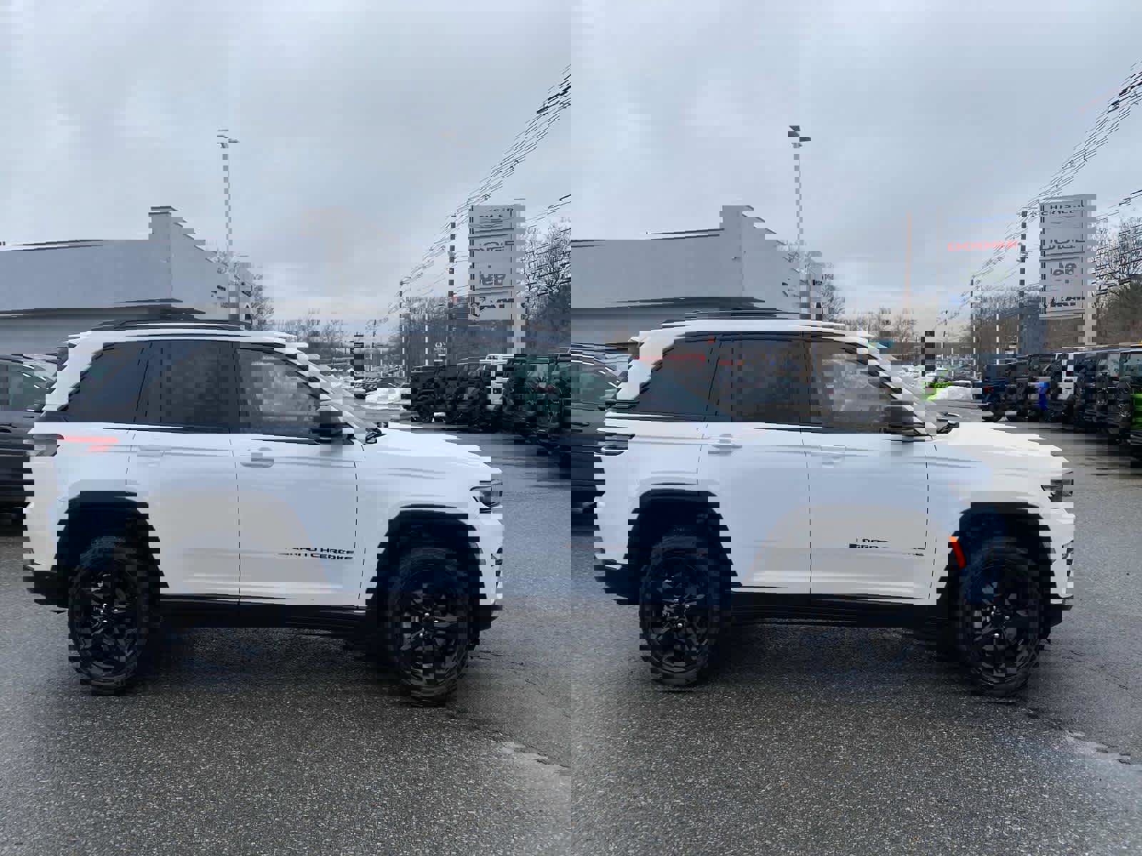 Certified 2023 Jeep Grand Cherokee Altitude image 2