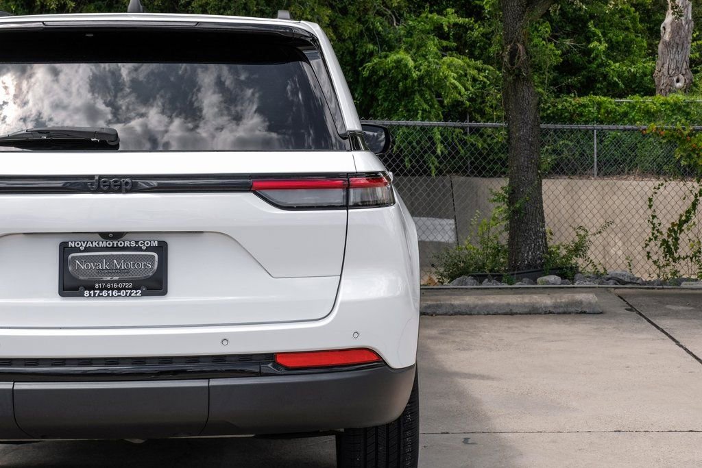 Used 2023 Jeep Grand Cherokee Altitude image 59