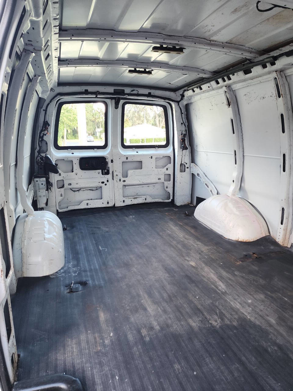 Used 2018 Chevrolet Express 2500 Extended image 28