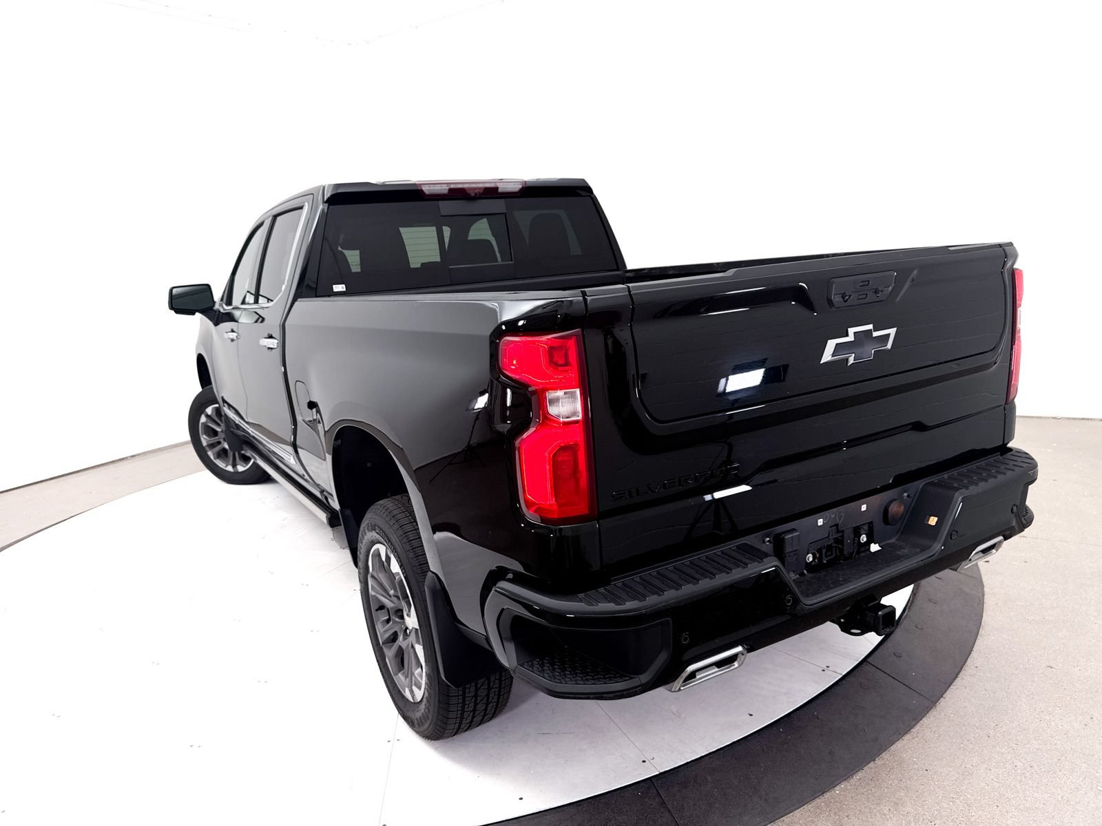 Used 2024 Chevrolet Silverado 1500 High Country w/ Technology Package AWD/4WD image 9