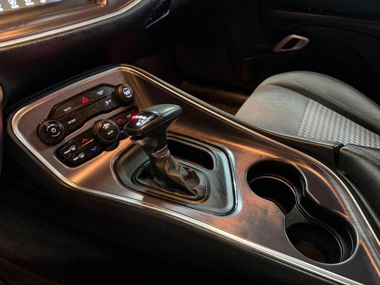 Used 2018 Dodge Challenger SXT image 36