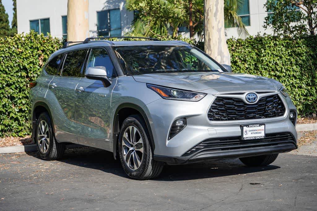 Used 2021 Toyota Highlander XLE AWD/4WD image 3