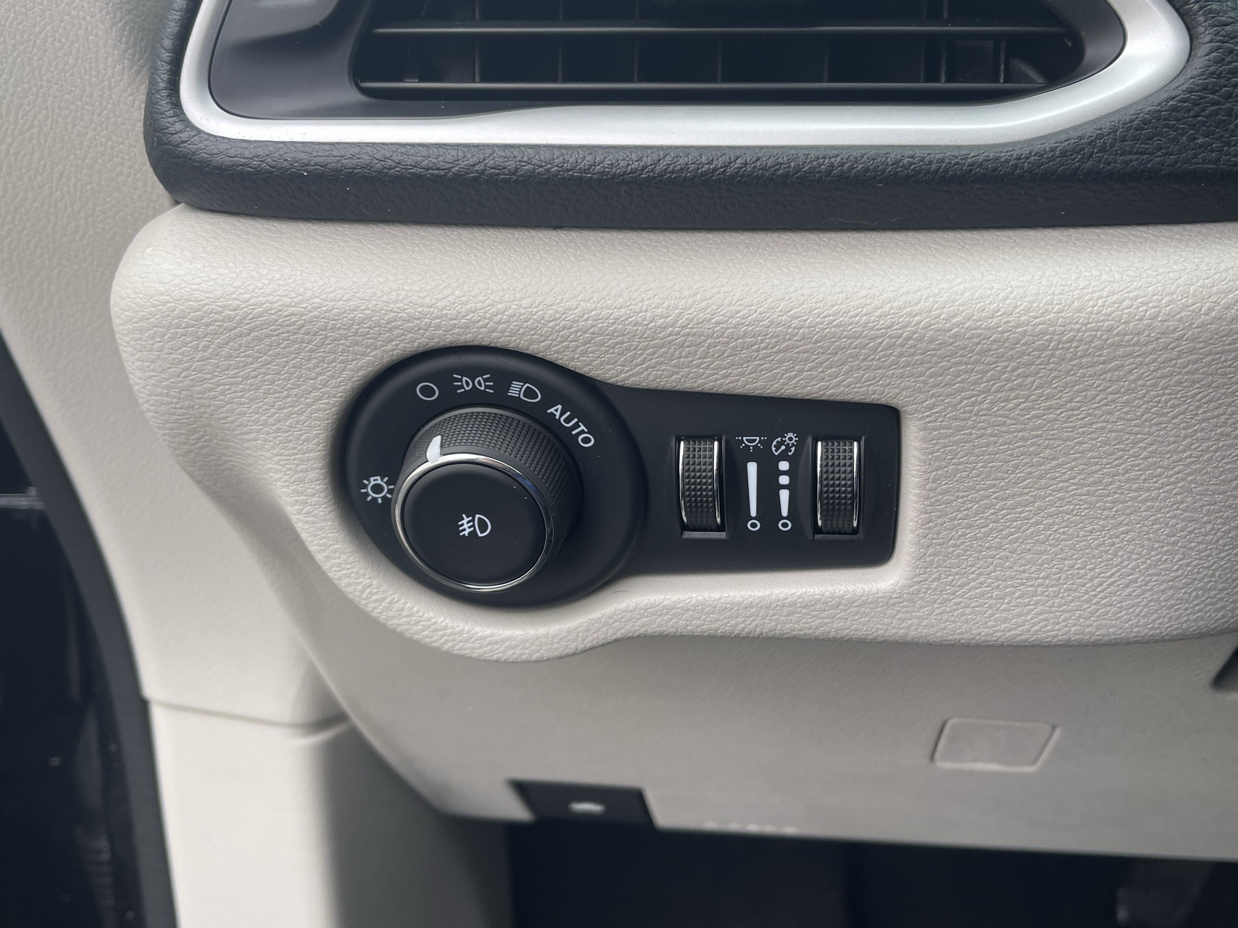 Used 2023 Chrysler Pacifica Touring-L FWD image 25