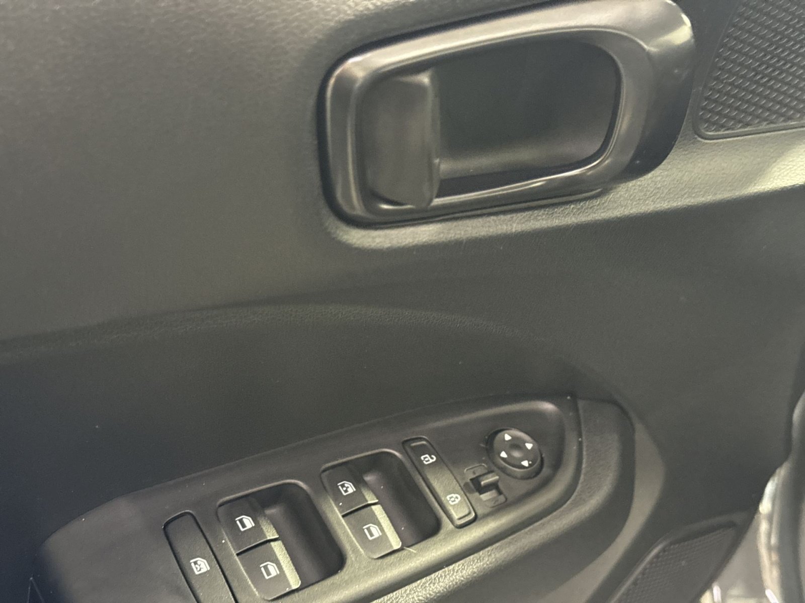 Used 2023 Hyundai Venue Limited FWD image 16