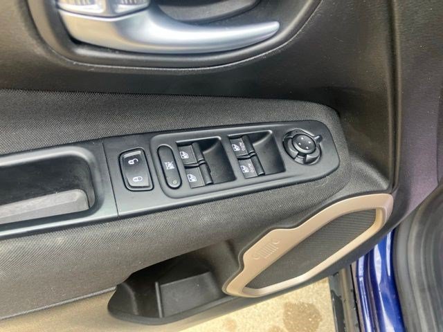 Used 2017 Jeep Renegade Latitude AWD/4WD image 10