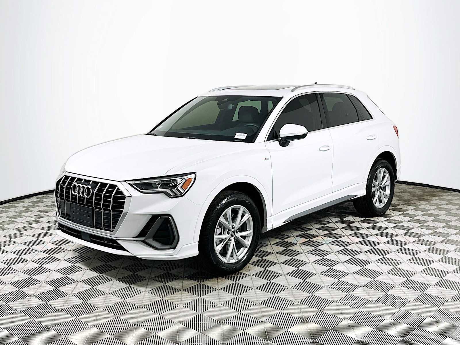 Certified 2024 Audi Q3 2.0T Premium w/ Convenience Package image 3