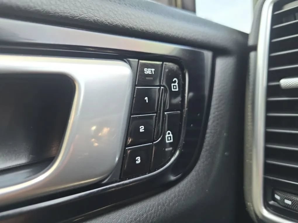 Used 2020 Porsche Cayenne AWD/4WD image 24